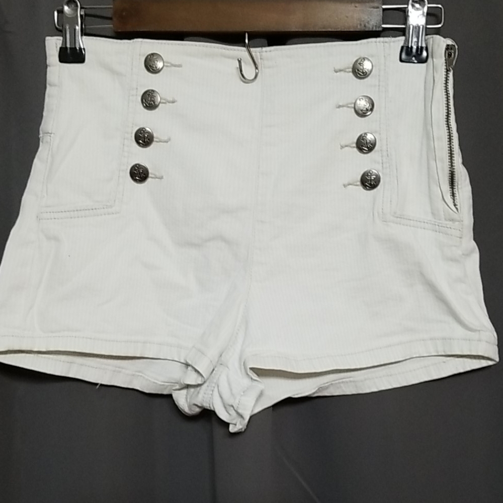 Madeline & Monroe Shorts White Button Front size 2 EUC